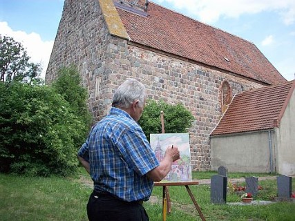 Ein Bild von der Helpter Kirche wird gemalt